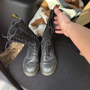 1B99 Leather DR. Martens